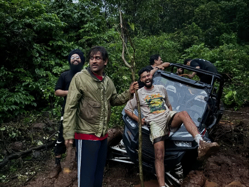 salman,-dhoni-and-ap-dhillon’s-muddy-adventure-has-fans-buzzing:trio-seen-enjoying-an-off-road-drive-at-panvel-farmhouse,-singer-shares-pictures