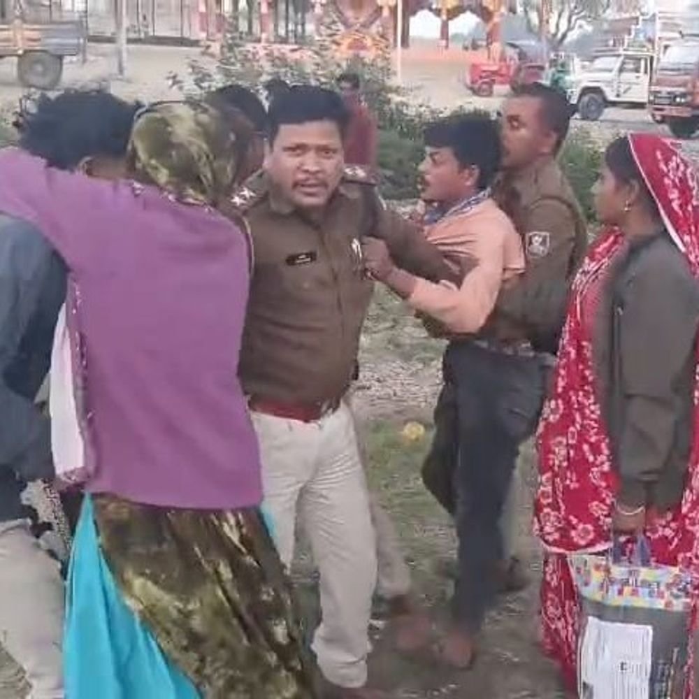 drunk-truck-driver-grabs-sub-inspector’s-collar-in-ratlam,-video-surfaces:scuffle-during-vehicle-check-as-accused-resists-police-action;-locals-intervene