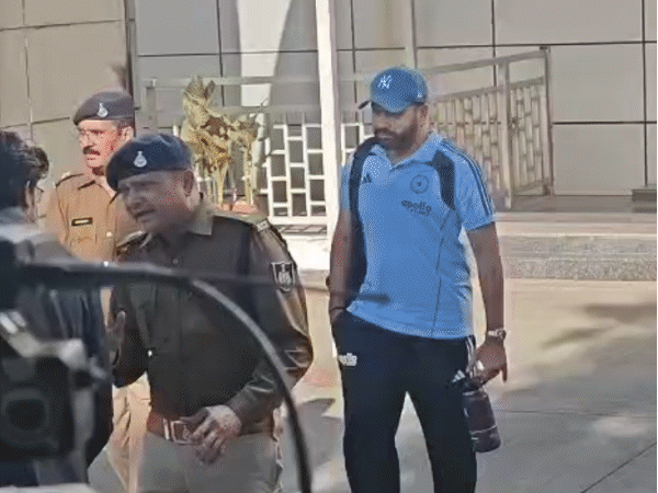 shubman-gill-arrives-in-indore-with-₹3-lakh-water-purifier:indian-captain-takes-precaution-after-contaminated-water-killed-24