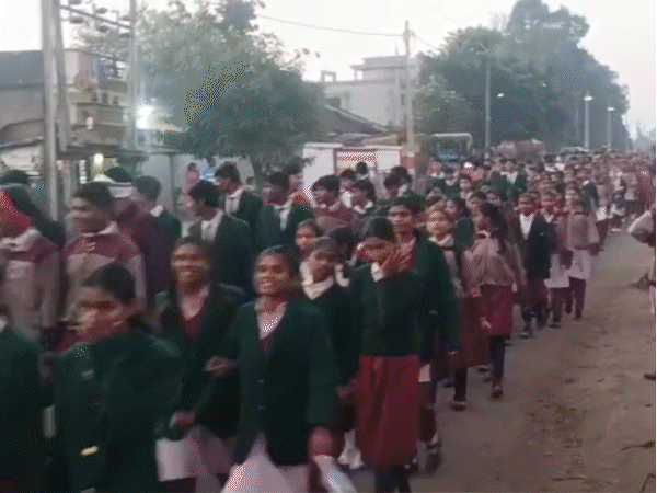 ‘what-do-tribals-know-about-taste-of-cashews-almonds’:300-students-enraged-by-eklavya-school-principal’s-comment;-jump-hostel-wall-flee