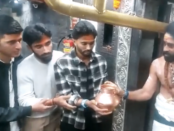 watch-|-nitish-reddy-attends-bhasm-aarti-at-mahakal-temple:team-india-all-rounder-refuses-to-reveal-what-he-wished-for