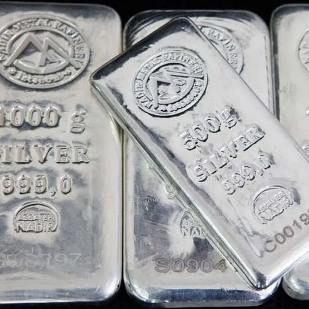 silver-breaches-₹3-lakh/kg-mark-for-1st-time:mcx-silver-futures-rates-for-march-delivery-sets-new-record