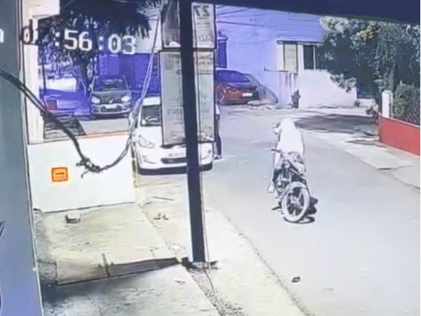 car-burned-outside-home-in-ujjain:2-unidentified-men-arrive-on-bike,-set-vehicle-ablaze;-incident-raises-security-concerns-in-posh-residential-locality