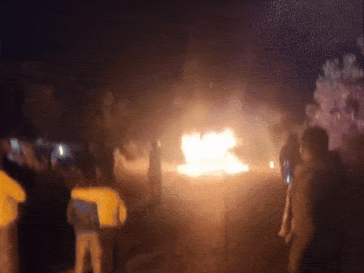 fire-after-bolero-–-bike-collision-burns-youth-alive:returning-home-after-paying-tractor-installment-in-tikamgarh,-bolero-occupants-fled-the-spot-soon-after-incident