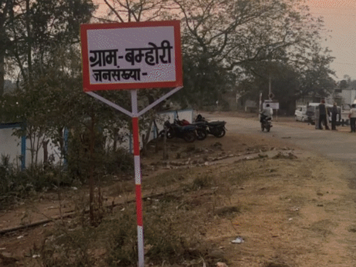 children-from-5-families-lose-mothers-in-mandla:funerals-held-together-as-villagers-demand-₹25-lakh-compensation,-jobs-arrest-of-hit-and-run-driver