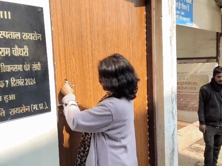 protest-by-raisen-hospital-nurses-over-misconduct:police-station-locked,-head-constable-faces-indecency-charge,-staff-wear-black-bands;-standoff-ends-after-discussion