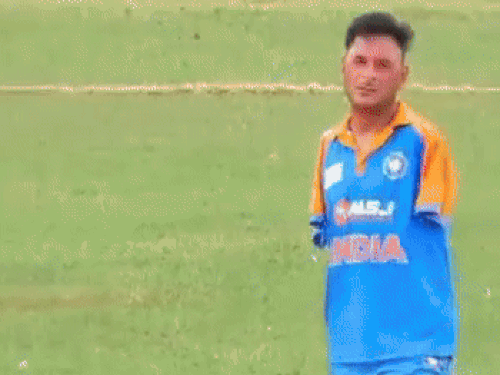 amir-hussain-lost-both-his-hands,-still-played-para-cricket:played-with-sachin-tendulkar,-now-trains-para-athletes-in-his-academy