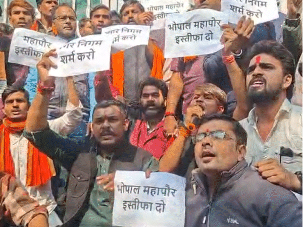 hindu-groups-protest-against-bhopal-mayor-over-beef-trade:protesters-deface-hoardings,-surround-malti-rai’s-residence;-demand-resignation