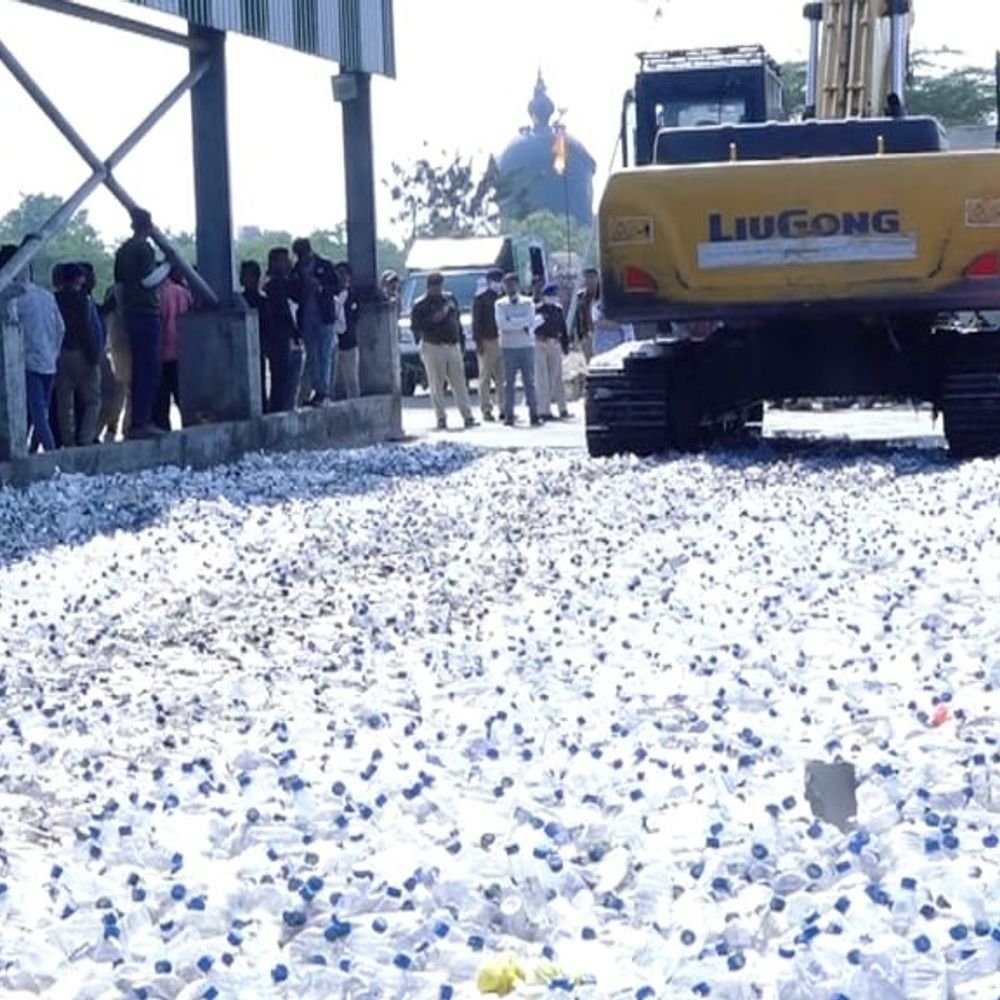 21,000-litres-of-liquor-destroyed-using-jcb-in-ujjain:old-stock-worth-₹94.72-lakh,-stored-for-long-time,-demolished-under-excise-dept-action-and-committee-supervision