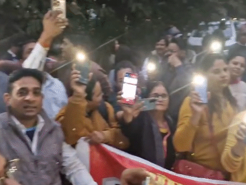 bank-staff-demand-5-day-work-week-nationwide:employees-announce-strike-on-27th-gather-at-arera-hills-bhopal-protest-by-flashing-mobile-phone-torches