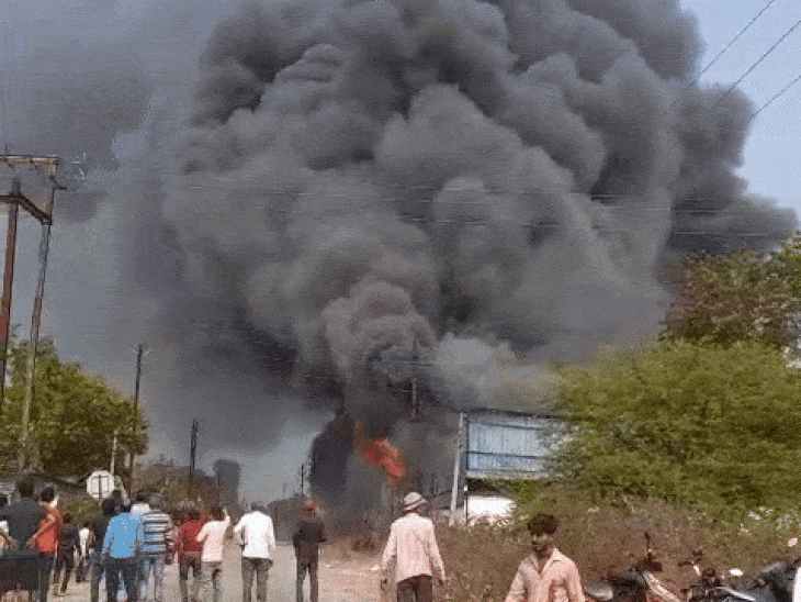 fire-erupts-in-chhindwara’s-imlikheda-factory:goods-worth-₹80-lakh-destroyed,-thick-smoke-visible-from-3-km;-fire-brigade-rushes-to-control-blaze