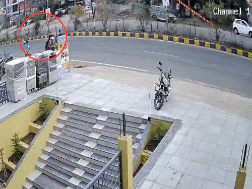 speeding-car-hits-child,-thrown-20-feet:boy-crossing-national-highway-with-kite-when-accident-occurred;-treatment-underway