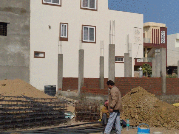 land-mafia-seizes-100-plots-in-bhopal’s-jan-sahyog-colony:double-registry-of-one-plot,-occupants-building-houses-in-front-of-real-owners;-administration-unaware