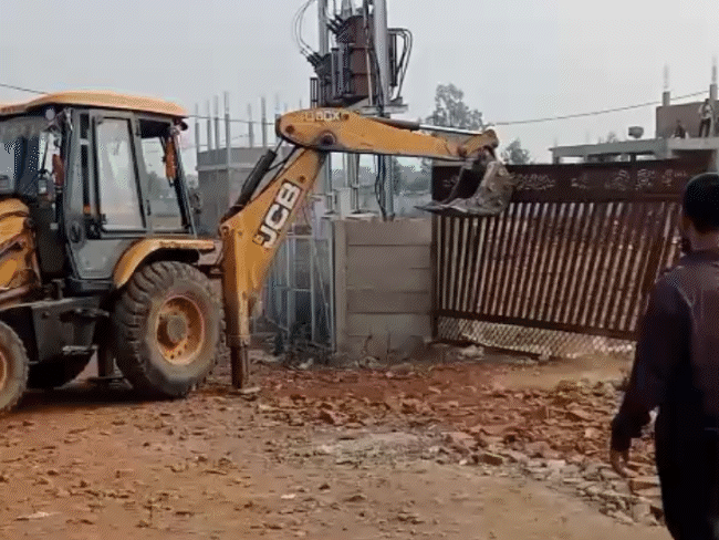 bulldozer-action-on-illegal-colonies-in-bhopal:administration-demolishes-sheds,-gates-and-roads;-colonies-developed-on-land-worth-₹8-crore