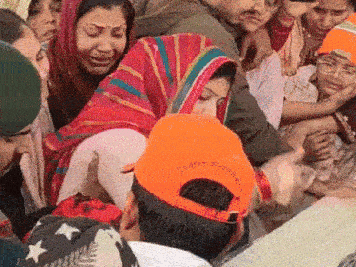 final-rites-of-soldier-in-bhind’s-native-village:widow-urged-mourners-to-stop-crying;-6-year-old-son-performed-funeral-with-courage