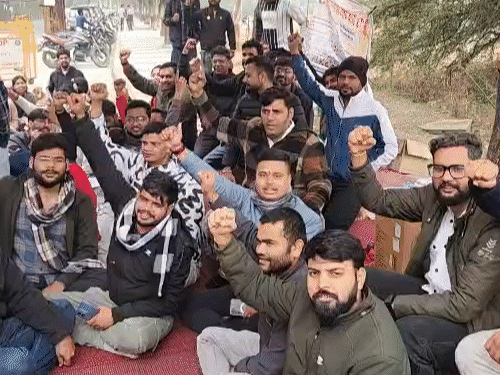 इंदौर-में-mppsc-के-खिलाफ-आंदोलन:इंटरव्यू-अंकों-में-कटौती-की-मांग,-13-महीने-बाद-फिर-शुरू-हुआ-धरना-प्रदर्शन