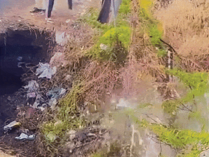 khandwa–vadodara-national-highway-collapses-in-barwani:3-meter-deep-pit-on-the-road-connecting-mp-gujarat,-pipeline-burst-suspected-as-cause