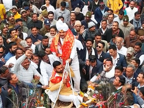 cm-yadav-engages-with-public-at-ujjain-rahagiri-program:wields-‘gada’-on-stage-rides-bullock-cart;-youth-perform-garba-in-middle-of-road