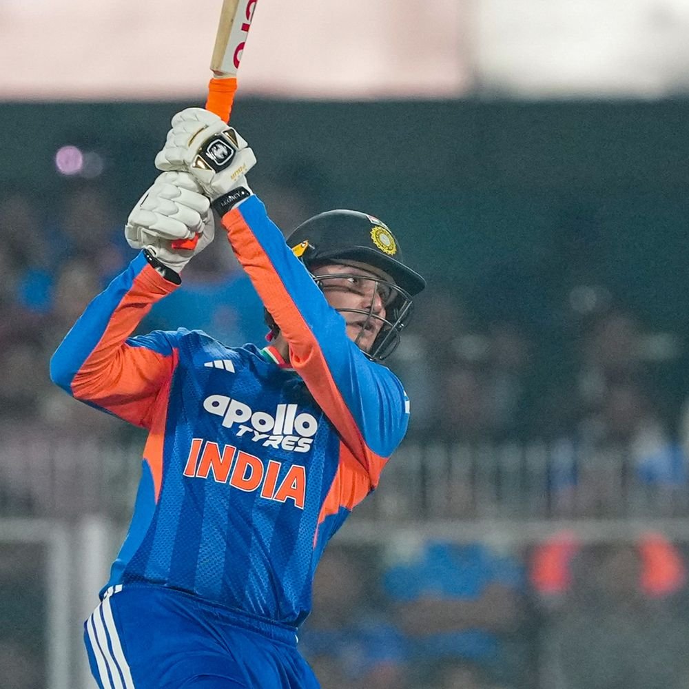 watch|-duffy-checks-abhishek-sharma’s-bat-after-his-record-fifty:bumrah-takes-wicket-with-his-first-ball,-hardik’s-flying-catch;-top-moments-records