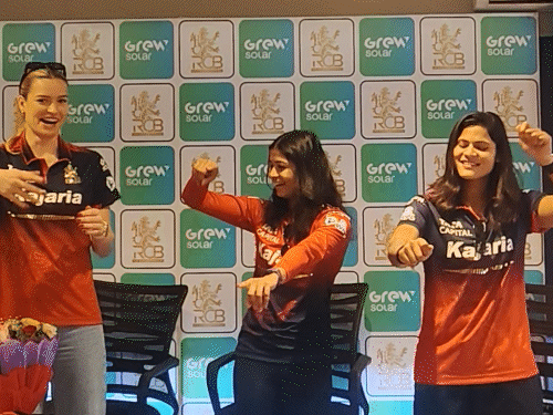rcb-women-cricketers-dance-to-‘ladki-aankh-mare’:lauren-enjoys-coffee-breaks,-radha-yadav-misses-dal-bhat-on-tour;-shreyanka-patil-says,-‘she-loves-punjabi-songs’