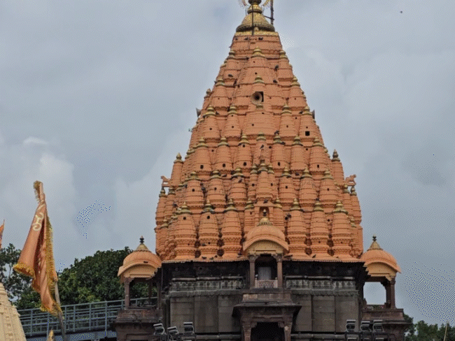 mahakal-temple-sanctum-entry-dispute-reaches-supreme-court:mps,-mayor-and-others-back-allowing-devotees-entry,-questioning-vip-access
