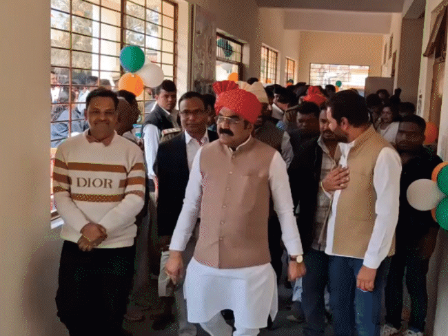 minister-says,-‘this-is-a-children’s-programme,-serve-them-first’:rakesh-singh-angry-over-leaders’-presence-in-dining-hall;-scolds-school-staff-in-chhindwara