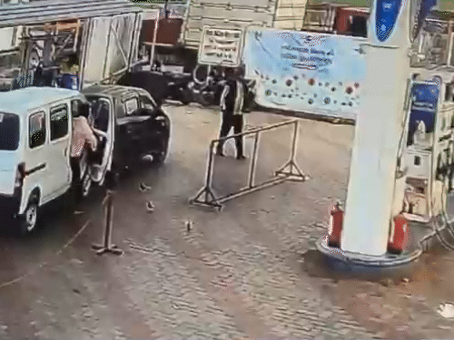 driver-suffers-heart-attack-at-petrol-pump,-saved-by-cpr:employee-performs-chest-compressions-for-55-seconds-after-learning-from-social-media
