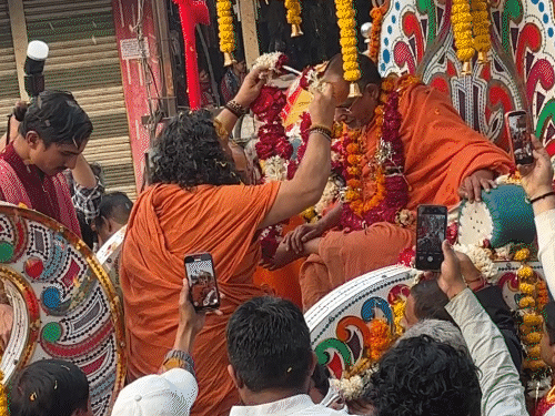 3-shankaracharyas-back-avimukteshwaranand:sharda-peeth-seer-condemns-assault-on-brahmin-children