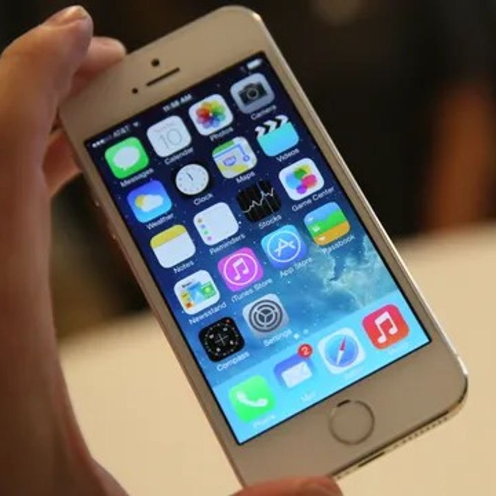 apple-updates-the-12-year-old-iphone-5s:update-extends-imessage-and-facetime-support,-keeping-the-old-phone-usable-until-2027