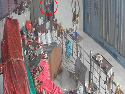 prayed-to-goddess,-then-committed-theft:thief-breaks-into-ujjain-temple’s-sacred-chamber,-steals-₹16-lakh,-investigation-underway-after-video-goes-viral