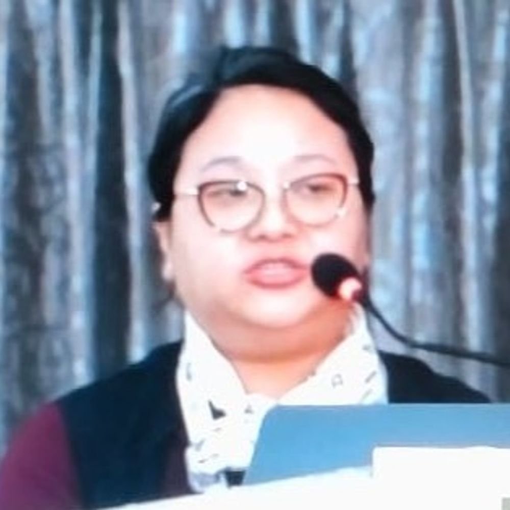 indore-woman-doctor-suffers-cardiac-arrest-during-presentation,:collapses-on-stage;-cpr-given-by-colleagues