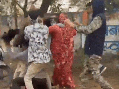 constable-assaulted-during-vehicle-checking-in-shivpuri:suffers-head-injury-in-dispute-over-challan;-crowd-blocks-road