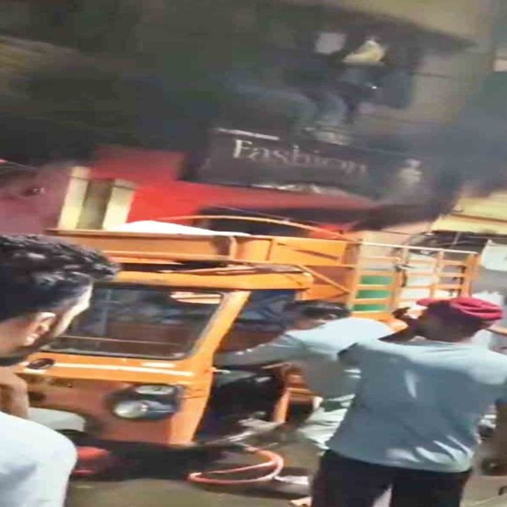 massive-fire-breaks-out-in-three-storey-building:smoke-traps-25-residents,-2-youth-attempt-to-jump;-firefighters-come-to-rescue,-no-casualties-reported