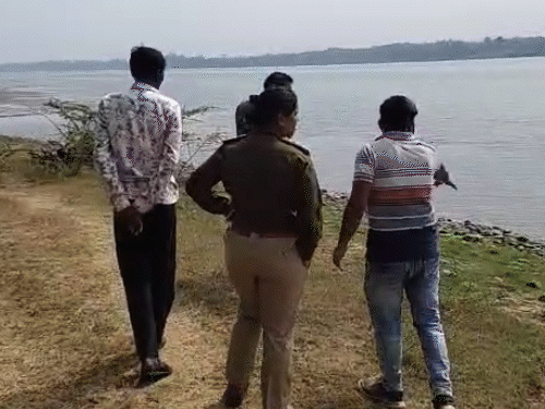 stone-pelting-during-cremation-in-maheshwar:policeman,-watchman-and-villagers-injured;-force-from-3-stations-deployed-to-control-the-situation