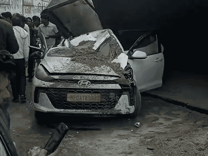 hyva-truck-falls-from-bridge-onto-car,-two-killed:6-seriously-injured;-accident-took-place-on-jabalpur-bhopal-national-highway,-rescue-operation-underway