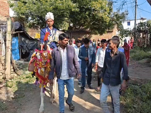 after-75-years,-dalit-groom-rides-horse-in-village-wedding:reaches-temple-carrying-constitution-book,-wedding-under-police-protection