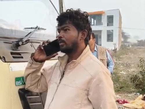 couple-evicted-from-hospital-premises-blocks-ujjain–dewas-highway:stage-protest-with-children-after-placing-household-items-on-road