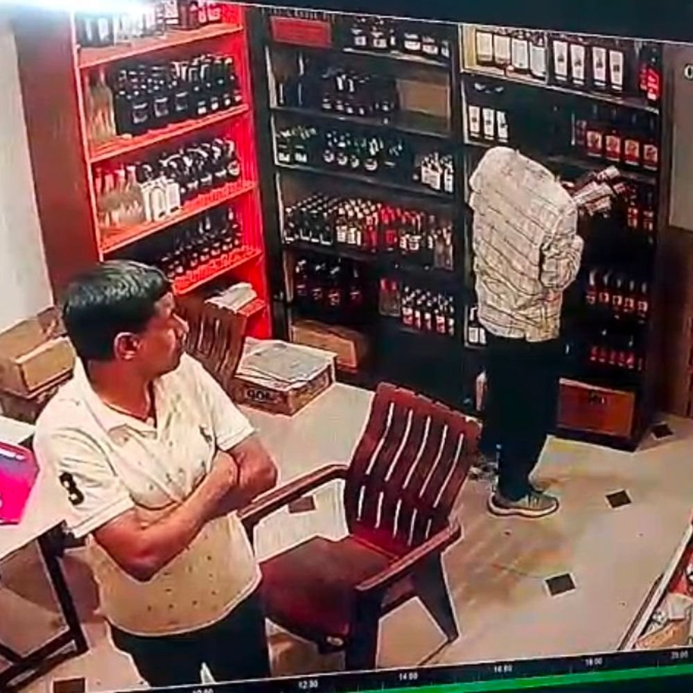 mla’s-brother-loots-liquor-shop-in-dhar:incident-carried-out-along-with-4-companions;-shop-worker-stands-pleading