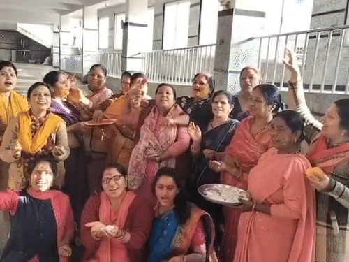 objection-to-‘haldi-khela’-at-mahakal-temple:women-celebrate-mahashivratri-with-dance-and-music;-panditis-says-no-scriptural-mention,-seek-ban