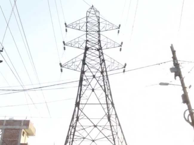 new-‘wonder’-in-bhopal-as-road-built-under-high-tension-pole:‘eiffel-tower’-stretch-after-90-degree-bridge-remains-a-danger-for-years