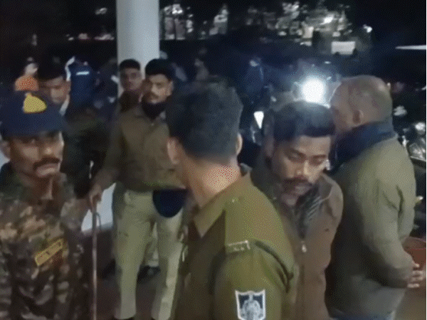 jabalpur-man-accused-of-urinating-near-shivling:bajrang-dal-workers-gherao-police-station;-fir-registered,-temple-purified-with-narmada-water