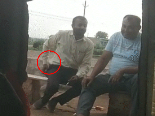 ₹4,000-allegedly-charged-for-every-meeting-in-mauganj-jail:inmate-submits-video-proof,-claims-guards-threaten-families-for-money