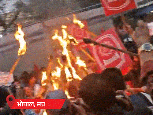 mixed-effect-of-bharat-bandh-by-10-trade-unions:punjab-protests-against-us-trade-deal,-banking-services-across-country-remain-unaffected