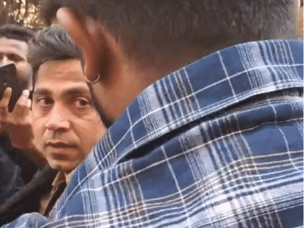 constable-grabbed-by-collar,-abused-and-beaten-with-slipper:two-men-slap-officer-in-jabalpur;-crowd-intervenes,-taken-to-station