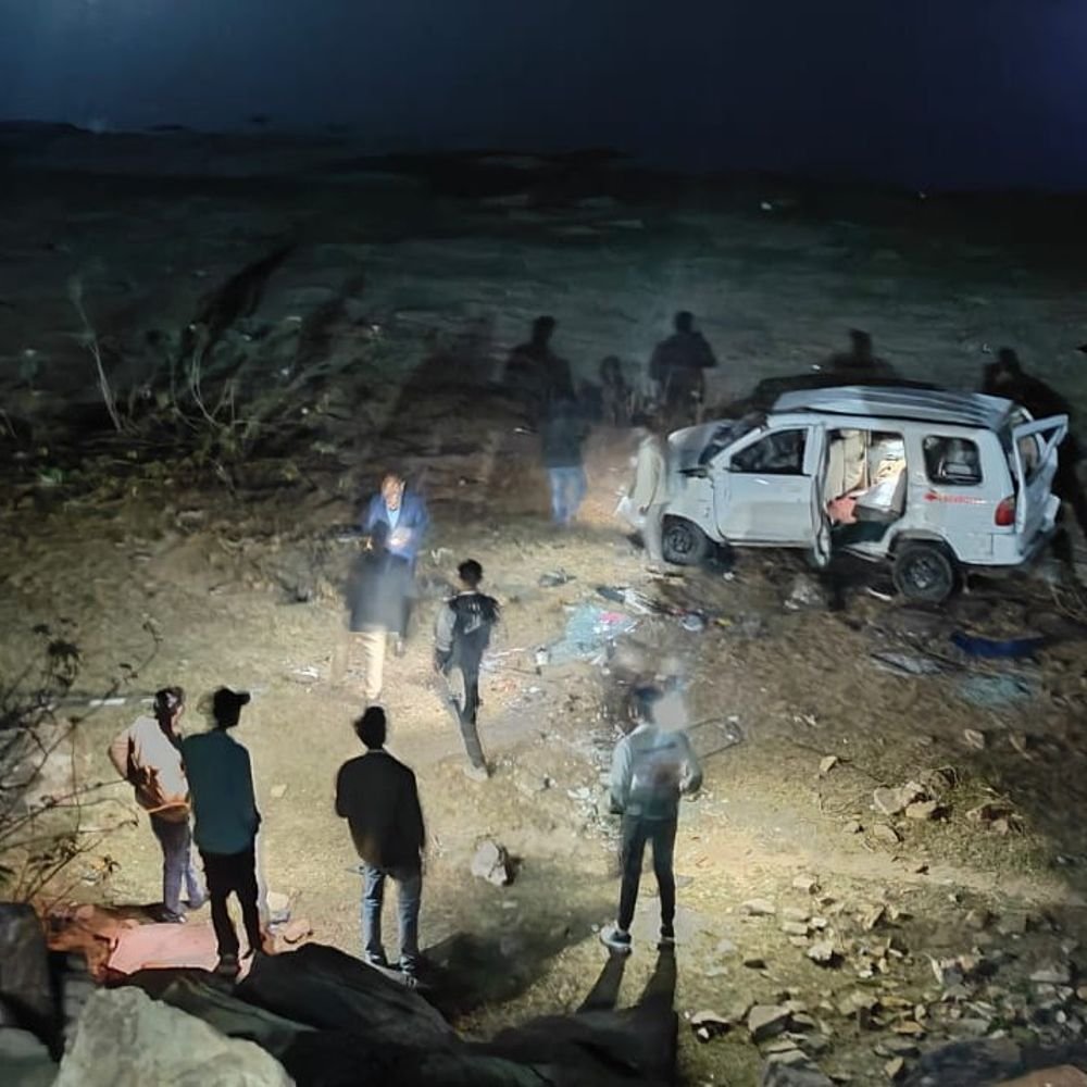 car-falls-into-30-feet-deep-pond,-3-dead:7-wedding-guests-injured-in-vidisha,-2-critical