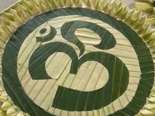 mahakal-temple-decked-up-for-maha-shivratri:decor-uses-imported-flowers-from-singapore,-hong-kong;-inspired-by-south-india’s-nataraja-temple