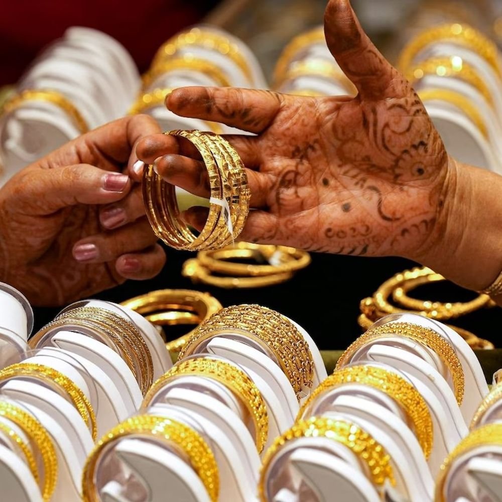 gold-gains-₹687-this-week-to-₹152-lakh:silver-slips-₹2,496-to-₹2.42-lakh-per-kg;-know-gold-and-silver-rate-trends-this-year
