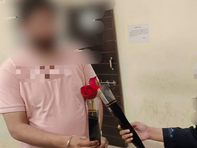 valentine’s-day-reunion-in-indore:doctor-engineer-couple-withdraw-divorce-plea-after-judge’s-advice;-exchange-roses