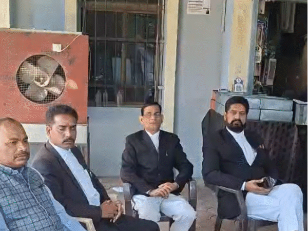 lawyers-in-mp-protest-after-shivpuri-murder:seek-advocates-protection-act-through-memorandum;-give-15-days’-deadline,-warn-of-strike
