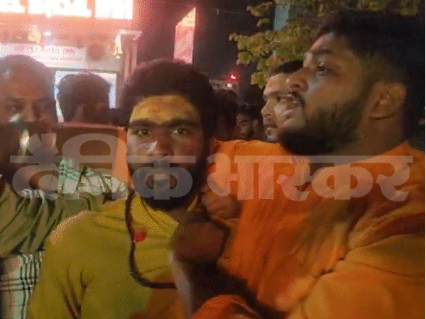zafar-caught-wearing-dhoti-kurta,-tripund-rudraksha-mala:came-for-mahakal’s-darshan-with-girl;-bajarang-dal-activists-beat-him,-police-launch-probe